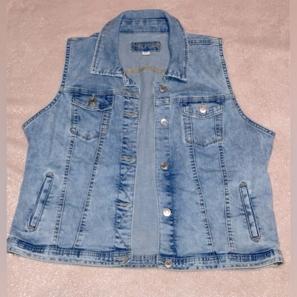 Maurices Light Wash Denim Jean Sleeveless Vest Size XL with Pockets - Picture 3 of 7